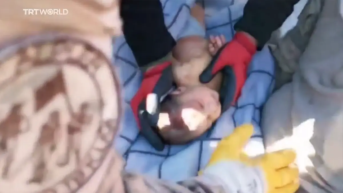 Bebé de 20 dias resgatado dos escombros ao fim de 59 horas soterrado na Turquia