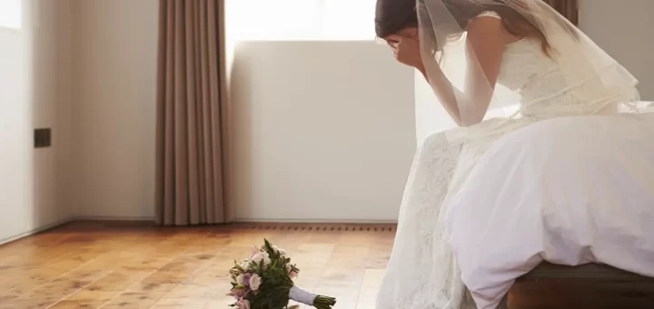 Noiva surpreendida pela sogra a amamentar o noivo no dia do casamento