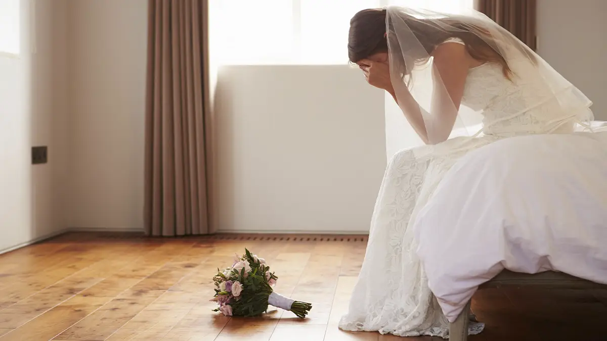 Noiva surpreendida pela sogra a amamentar o noivo no dia do casamento